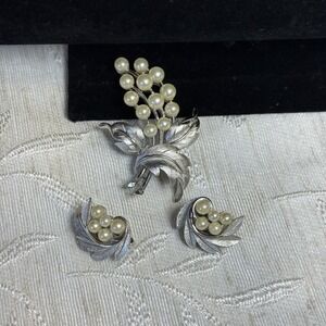 Vintage Crown Trifari Brooch and‎ Earring demi-parure Set. Faux Pearls w/ Leaves